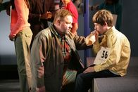 The Middle – Während Brick ein alter Profi im Buchstabieren ist, nehmen die anderen Teilnehmer den Wettbewerb nicht so locker. Ein kleiner Junge (Harrison Boxley, r.) fängt sogar das Hyperventilieren an und muss von seinem Vater (Tim Torbec) aufgepäppelt werden ...