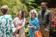 Death in Paradise – Als sich Barbara Mitchell (Ellie Haddington, l.) und Nancy Martin (Hayley Mills, 2.v.r.) im Garten des Seniorenheims begegnen, ist die Feindschaft zwischen ihnen selbst für Eloise Pirie (Juliet Cowan, 2.v.l.) und Phillipe Varane (Kevin Harvey, r.) deutlich spürbar. Kurz darauf wird eine von ihnen tot aufgefunden.