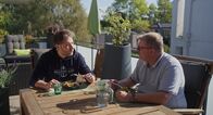 Die Ernährungs-Docs – NDR Fernsehen DIE ERNÄHRUNGS-DOCS, "Iss Dich gesund!" Uhr. Anders essen: Sven K. (rechts) und sein Mann Adrian kochen seit ihrem Besuch auf dem Praxisboot. Und sie achten darauf, regelmäßig zu essen.