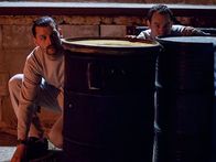 Prison Breaks - Die wahren Geschichten – Ronald Rutan (l.) discovers a flaw in the prison system when helped with loading the food waste. The guard never checked inside thr gallon drums. His plan gets him thinking about his escape. Vandever intrigued by Rutan and his plan decides to team up with him to escape. He was a former stock broker serving 40 years for murder and fraud. Here we see Rutan and Vandever start their escape.