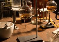 Deep Time History – Etwa in der Mitte des 20. Jahrhunderts entschlüsseln Chemiker Zusammenhänge von Substanzen und treiben so die Industrialisierung entscheidend voran.