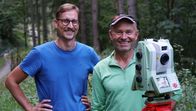 Heimat der Rekorde – Alfred Wöhrle (rechts) und Florian Renner (links) von der Bayerischen Landesanstalt für Wald und Forstwirtschaft vermessen mit dem Laserscanner im Vordergrund den höchsten Baum Bayerns.