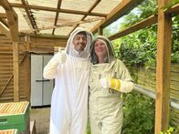 Jason und die Haustiere – Jason und Imkerin Meike bei ihren Bienenvölkern in typischen Imkeranzügen.
