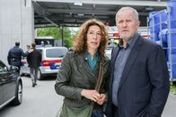 Tatort – Bibi (Adele Neuhauser) und Moritz (Harald Krassnitzer) inspizieren den Unfallort.