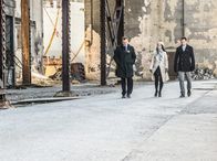 Elementary – Auf dem Weg zu Moriarty ins Gefängnis: Capt. Gregson (Aidan Quinn, l.), Dr. Watson (Lucy Liu, M.) und Sherlock Holmes (Jonny Lee Miller, r.). Doch wird dieser Besuch ihnen wichtige Hinweise im Fall einer Kindesentführung geben - oder werden sie den raffinierten Tricks und Spielchen Moriartys zum Opfer fallen?