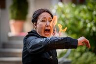 Sturm der Liebe – Sophias (Krista Birkner) Mantel gerät durch ein Missgeschick in Brand.
