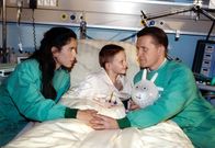 In aller Freundschaft – Dr. Barrach (Axel Wandtke) hat sich verliebt. Zusammen mit Sonja (Ina Bleiweiß) und ihrem Sohn Tim (Tim Hahn) geht Barrach nach Dresden.