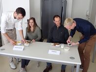 Terra Mater Wissen – Die ProbandInnen bekommen das Frühstück für den Testversuch serviert während ServusTVs "TM Wissen", in 1090 Wien, Österreich, am 19.10.2024.
