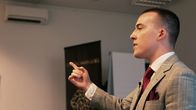 rec. – rec. Gefährlicher Trading-Kult – Die Masche hinter Network Marketing Silas Setteducati, einer der Leader des Multilevelmarketing-Unternehmens «Retired Young», hält ein Referat Copyright: SRF
