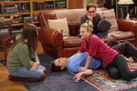 The Big Bang Theory – Eine Spieleabend unter Freunden: Penny (Kaley Cuoco, 2.v.r.), Amy (Mayim Bialik, l.), Leonard (Johnny Galecki, r.) und Sheldon (Jim Parsons, 2.v.l.) ...