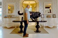 Haunted Places – Historiker Bernard Soulier vor einer Skulptur der Bestie von Gévaudan: Seit fast 50 Jahren forscht er über die Bestie – bis heute bliebt sie ein Mysterium.