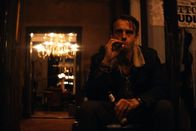 neoriginal: Sløborn – Jan (Mads Hjulmand) hat es sich in der Isolation gemütlich eingerichtet.