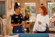 Call Me Kat – Randi (Kyla Pratt, l.); Sheila (Swoosie Kurtz, r.)