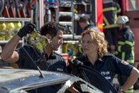 Notruf Hafenkante – Claudia (Janette Rauch) und Tarik (Serhat Cokgezen) wurden zu einem brennenden Fahrzeug gerufen. Nachdem die Feuerwehr den Wagen gelöscht hat, findet Tarik den Brandsatz mit Zeitzünder.