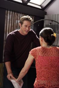 Charmed - Zauberhafte Hexen – Phoebe (Alyssa Milano, r.) hat die Vision, dass sie Dex (Jason Lewis, l.) heiraten wird ...