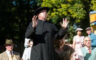 Father Brown – Father Brown (Mark Williams) versucht Licht ins Dunkle bei der Aufdeckung des Todesfalls zu bringen.
