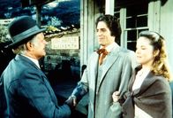Unsere kleine Farm – Adam (Linwood Boomer, M.) stellt seinem Vater Giles (Philip Abbott, l.) seine Frau Mary (Melissa Sue Anderson, r.) vor.
