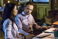 Elementary – Ein neuer Fall beschäftigt Sherlock Holmes (Jonny Lee Miller, r.) und Joan Watson (Lucy Liu, l.) ...