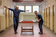 Im Knast – Die Drag-Queen Tessa Testicel (Stephan Grossmann, l.) gewinnt gegen Erdem (Denis Moschitto, r.).