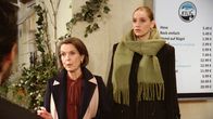 Rote Rosen – Bella (Alessia Mazzola r.) überzeugt Victoria (Caroline Schreiber l.), den Forderungen der Salzmarkt-Mieter nachzugeben. Überraschend nimmt Victoria die Kündigungen zurück - aber nicht alle...