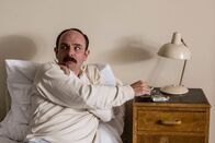 Father Brown – Inspector Mallory (Jack Deam) möchte auch im Krankenhaus weiter seiner Tätigkeit als Ermittler nachgehen.