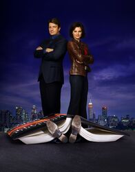 Castle – (1. Staffel) - Der Schriftsteller Richard Castle (Nathan Fillion, l.) darf so lange an der Seite der Polizeidetektivin Kate Beckett (Stana Katic, r.), wie er das für richtig hält ...