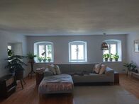 Hoagascht – Modern gestaltetes Wohnzimmer des denkmalgeschützten Dreiseithofes der Familie Wurth in Pfaffenschlag, Waldviertel.