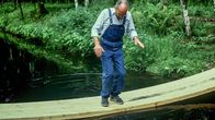 Löwenzahn Classics – Peter Lustig (Peter Lustig) will eine Brücke über den Bach bauen - welche Konstruktion ist stabil und bringt ihn sicher ans andere Ufer?