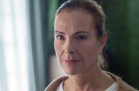 In Therapie – Hals über Kopf platzt Philippe bei Esther (Carole Bouquet) ins Haus ...