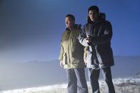 Scorpion – Während Walter (Elyes Gabel, r.) und sein Team weiterhin versuchen, die Menschheit zu retten, setzt Cabe (Robert Patrick, l.) mit einer Entscheidung seine Karriere aufs Spiel ...