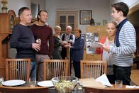 In aller Freundschaft – Dr. Roland Heilmann (Thomas Rühmann, li.) hat seine Auszeit beendet und veranstaltet am Abend ein Essen für seine Freunde und seine Familie. Doch er ist auch mit einem Plan zurückgekommen - er will ausziehen und Jonas (Anthony Petrifke, re.) und Lisa (Ella Zirzow, 2.v.li.) sollen mitkommen. Dieser Plan stößt die Kinder, Otto (Rolf Becker hi. mi.) und Charlotte (Ursula Karusseit, hi. re.) vor den Kopf. Doch Rolands Freunde und Kollegen Kathrin Globisch (Andrea Kathrin Loewig, hi. li.) und Martin Stein (Bernhard Bettermann, 2.v.li.) finden diese Idee gar nicht so schlecht. In Rolands jetzigem Zuhause erinnert ihn alles an seine verstorbene Frau Pia, vielleicht ist ein Ortswechsel genau das, was er braucht, um mit dem Verlust irgendwie fertig zu werden.