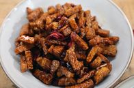 Zu Tisch ... – Sambal Goreng Tempeh – in süßer Sojasoße geschwenkter, frittierter Tempeh mit scharfer Sambal-Soße
