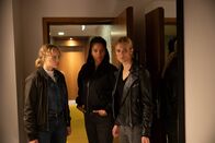 Blutige Anfänger – Inka (Luise von Finckh, l.) und AC (Jane Chirwa, M.) sind überrascht, als sie im Hotelzimmer der ermordeten Influenzerin plötzlich Leonie (Larissa Marolt, r.) antreffen.