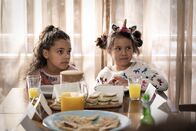 Spreadsheet – Abby (Harper Nichols, l.); Lola (Maila Latukefu, r.)