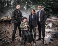 Silent Witness – v.l.n.r.) Dr. Jack Hodgson (David Caves); Clarissa Mullery (Liz Carr); Dr. Nikki Alexander (Emilia Fox); Dr. Thomas Chamberlain (Richard Lintern)