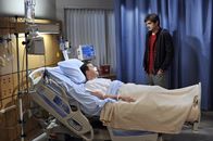 Two and a Half Men – Alan (Jon Cryer, l.) hat mit Walden (Ashton Kutcher, r.) verabredet, dass er Zoey rauswirft, damit er wieder bei ihm wohnen kann. Als Alan eintrifft, hat sich Walden jedoch für Zoey und ihre Tochter entschieden. Daraufhin ist er so enttäuscht, dass er einen kleinen Herzinfarkt erleidet ...