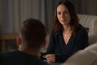 9-1-1 Notruf L.A. – Evan "Buck" Buckley (Oliver Stark, l.); Maddie Kendall (Jennifer Love Hewitt, r.)