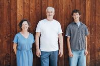 Winzerlegenden – Sepp, Maria und Sohn Elias Muster