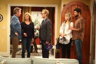 Last Man Standing – (v.li.) Tim Allen (Mike Baxter), Nancy Travis (Vanessa Baxter), Jere Burns (Victor Vogelson), Amanda Fuller (Kristin Baxter), Jordan Masterson (Ryan Vogelson).