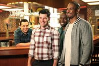 New Girl – v.r.) und Coach (Damon Wayans Jr., r.) gehen bei Frauen nur nach dem Äußeren. Jess will ihnen darum beweisen, dass Frauen nicht so oberflächlich sind ...