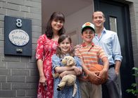 Immer wieder anders – Jan (Barnaby Metschurat, re.) und Katja (Katharina Wackernagel, li.) sind mit ihren beiden Kindern Jakob (Mindor Behrens) und Elisa (Marleen Quentin) in ihr neues Haus eingezogen.