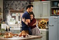 Call Me Kat – Max (Cheyenne Jackson, l.); Kat (Mayim Bialik, r.)