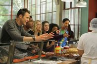 Community – Community Staffel 1 Folge 21 Verrückt nach Hühnchen: Joel McHale als Jeff Winger, Donald Glover als Troy Barnes, Gillian Jacobs als Britta Perry, Alison Brie als Annie Edison, Yvette Nicole Brown als Shirley Bennett, Danny Pudi als Abed Nadir Copyright: SRF/2009, 2010 Sony Pictures Television Inc.