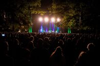 Ambros – Wolfgang Ambros und seine Band bei einem ausverkauften Auftritt im Theater im Park.