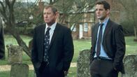Inspector Barnaby – Inspector Barnaby (John Nettles, l.) und Sergeant Scott (John Hopkins, r.) ermitteln in rätselhaften, grausamen Mordfällen im Dorf Midsomer Parva.