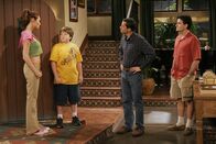 Two and a Half Men – Jake (Angus T. Jones, 2.v.l.) lädt Kandi (April Bowlby, l.) zu seinem Geburtstag ein und jetzt steht Alan (Jon Cryer, 2.v.r.) vor dem Problem, dass er sich mit seiner jungen Freundin vor seiner gesamten Familie outen muss. Charlie (Charlie Sheen, r.) freut sich darüber ...