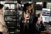 Numb3rs - Die Logik des Verbrechens – Gemeinsam versuchen Nikki (Sophina Brown, 2.v.l.), Liz (Aya Sumika, M.), Amita (Navi Rawat, 2.v.r.), Larry (Peter MacNicol, r.) und Charlie (David Krumholtz, 2.) einen neuen Fall zu lösen ...