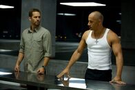 Fast & Furious 6 – Eigentlich wollen Brain (Paul Walker, l.) und Dom (Vin Diesel, r.) dem diplomatischen Sicherheitsdienst des amerikanischen Außenministeriums nur dabei helfen, den Gangster Owen Shaw hinter Gitter zu bringen, doch dann gerät die ganze Mission außer Kontrolle ...