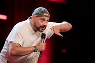 Comedy Clash – Der Tübinger Abed Azzam startet mit Bildungslücken ins erste Pre-Final. Der Berliner Abdel Boudii rast mit Uber durch die Hauptstadt und der Frankfurter Costa Meronianakis (Foto) kontert mit Horror-Stories vom Hauptbahnhof. Wer schafft es ins Finale?