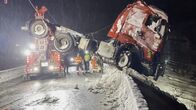 Ice Road Rescue - Extremrettung in Norwegen – Die Retter arbeiten zusammen, um den beschädigten Lkw über die Leitplanke zu ziehen. (National Geographic)